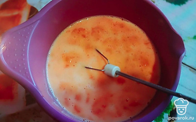 В тыквенное пюре влейте оставшееся молоко, разведенные дрожжи. Добавьте яйца и перемешайте.