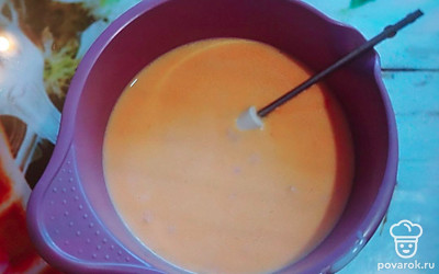 Частями всыпьте просеянную муку. Вымесите тесто. Поставьте его на 2 часа в теплое место.