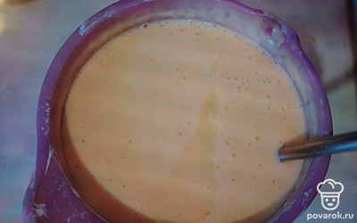 В подошедшее тесто влейте растопленное сливочное масло. Положите сахар и соль. Снова вымесите тесто и дайте ему подняться в теплом месте.