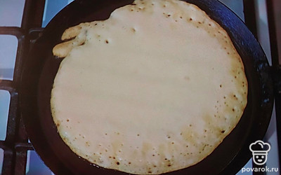 Выпекайте блины на разогретой и слегка смазанной растительным маслом сковородке. Тесто наливайте тонким слоем, равномерно распределяя.