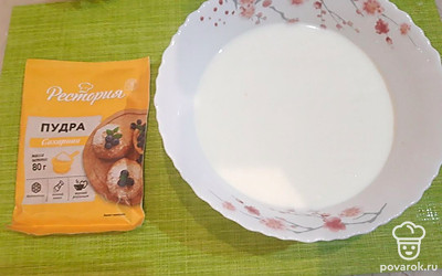 Добавьте щепотку соли и 1 столовую ложку сахарной пудры (можно заменить на сахар).