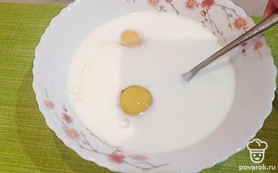 Добавьте 2 яйца, перемешайте.