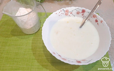 Всыпьте 140 граммов муки. Перемешайте, чтобы не было комочков.