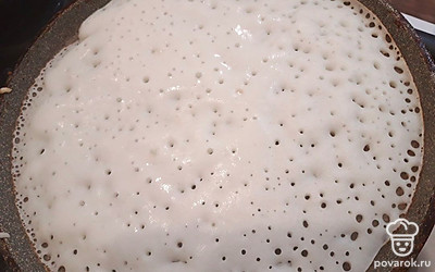 Налейте тесто на сковороду и равномерно распределите.