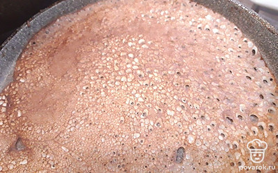 Выпекайте по 2-3 минуты с каждой стороны. Время зависит от толщины блинов и температуры нагрева.