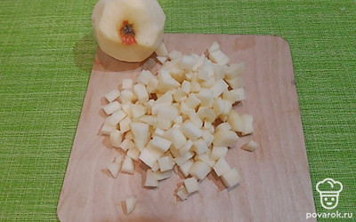 Яблоки очистите от кожуры и нарежьте мелким кубиком.
