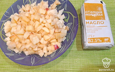 Обжаривайте яблоки с 30 граммами сливочного масла на разогретой сковороде в течение 15 минут.