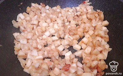 Когда яблоки станут мякгими, добавьте 1/3 чайной ложки корицы.