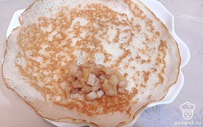 На каждый блин выложите по 1 столовой ложке начинки (с горкой).