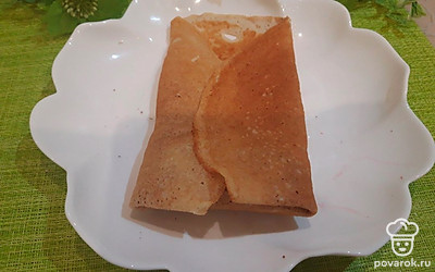 Подогните края по бокам. Сверните в рулет.