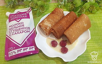 Подавайте блинчики со сгущенным молоком и свежими ягодами. У меня малина. Она прекрасно сочетается с яблочной начинкой.