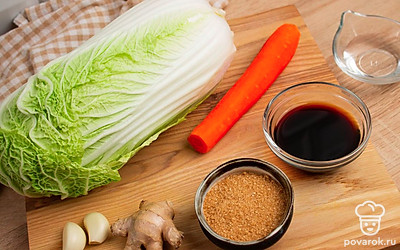 Выложите все ингредиенты для начинки. Промойте пекинскую капусту и морковь.