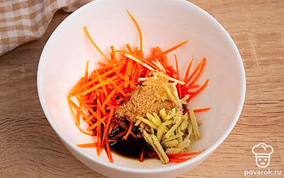 В подходящей по размеру емкости смешайте нарезанную морковь, натертый имбирь и чеснок, тростниковый сахар, соевый соус.