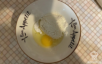 В миску поместите соль, сахар, яйцо и муку. 