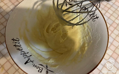 Перемешайте. Получится густое и однородное тесто. 