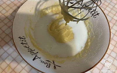 К тесту влейте молоко. 