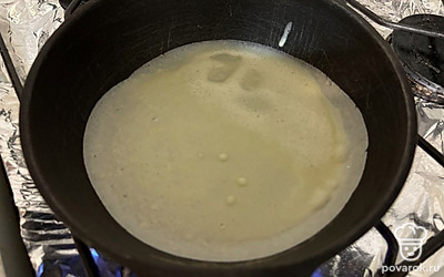 Заранее нагрейте сковороду на умеренном огне. Влейте в нее часть теста. 