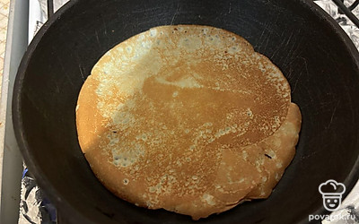 Жарьте блины с обеих сторон до золотистого цвета. 