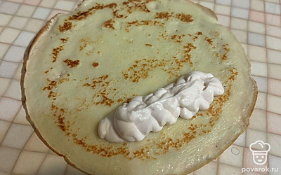 Готовые блины начините вашим любимым кремом. 