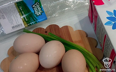 Подготовьте все ингредиенты. Вымойте пару перышек зеленого лука, сварите одно яйцо. 