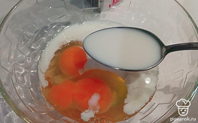 В отдельной миске смешайте 3 сырых яйца и 3 столовых ложки молока. Посолите по вкусу. 