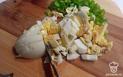 Для начинки мелко нарежьте зеленый лук и вареное яйцо. Посолите по вкусу и перемешайте. 
