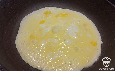 Разогрейте антипригарную сковороду. Налейте на середину 4-5 столовых ложек яично-молочной смеси. Выпекайте блинчик пару минут на небольшом огне. Из этого количества продуктов получается 4-5 блинчиков. 