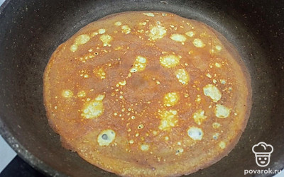 Осторожно поддевая с боков, переверните блинчик и выпекайте еще минутку. 