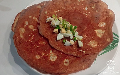 На край готового блинчика выложите столовую ложку начинки и сверните блинчик трубочкой. 