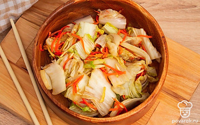 Храните заготовку в холодильнике, перед подачей нарежьте толстыми или тонкими пластинами поперек кочана. Приятного аппетита.