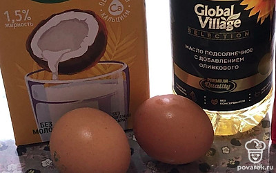 Подготовьте все ингредиенты. Молоко берите на основе рисового, можно с любым вкусом: миндальное, овсяное, банановое. От этого и будет зависеть аромат блинчиков. У меня получились с ароматом кокоса. Муку овсяную берите уже готовую или сами измельчите овсянку. Также ее можно заменить на рисовую.