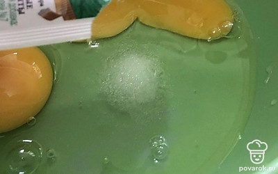 В миску разбейте 2 яйца и добавьте сахарозаменитель. У меня он в порционных пакетиках по 2 грамма. Итого — 8 грамм.