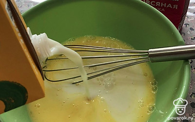 Перемешайте яйца с сахарозаменителем и влейте 400 миллилитров молока.