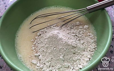 Перемешайте все и введите муку. Овсяная мука достаточно сложная для теста, но можно усердно ее все-таки перемешать и довести смесь до равномерности, без комочков.