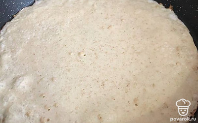 Разогрейте сковороду на слабом огне. Добавьте каплю растительного масла. Вылейте тесто, выпекайте блинчик.