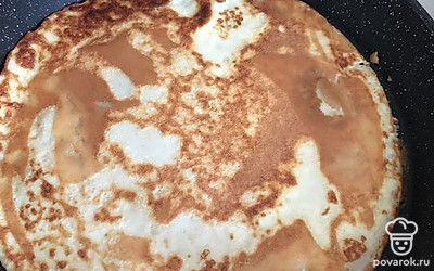 Жарьте блины с двух сторон. Масло в дальнейшем больше не добавляйте. Получится 8-9 блинчиков.