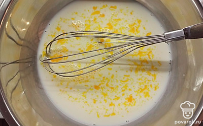 Молоко влейте в миску, вбейте яйцо и перемешайте. Добавьте соль и сахар. 