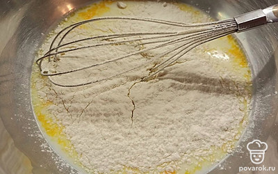 Затем просейте муку и перемешайте. 