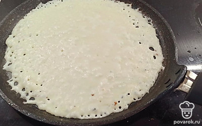 Сковороду смажьте растительным маслом. Выпекайте блинчики с двух сторон по 3 минуты на среднем огне. 