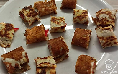 Нарежьте блинчики на кусочки.