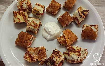 Подавайте блинчики со сметаной. 