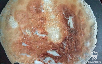 На сковороде растопите сливочное масло. Вливайте по одному половнику блинного теста. Обжаривайте с каждой стороны по 1 минуте до золотистого цвета. Из этого количества продуктов должно получиться 10-12 блинов.