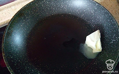 На отдельной сковороде растопите сливочное масло. Полейте им наши блины. Готово!