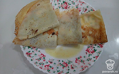 Блины со сливочным маслом подавайте горячими к чаю или кофе.