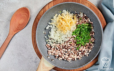 Приготовьте начинку. Репчатый лук мелко нарежьте. Шампиньоны нарежьте небольшими кусочками. Нагрейте сковороду на сильном огне, влейте растительное масло и выложите лук с грибами. Приправьте солью и перцем, обжарьте 10 минут. Снимите с огня и остудите начинку. Сыр измельчите при помощи терки, размер ячеек выбирайте в соответствии с собственными вкусовыми предпочтениями. Руколу мелко нарежьте.