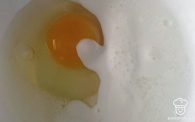 Кефир смешайте с яйцом.