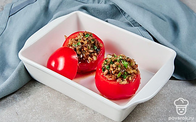 Приготовьте фаршированные помидоры. Вырежьте у помидоров сердцевину. Положите в каждый томат по 1-2 ст. л. грибов с луком. Посыпьте руколой и тертым сыром, поставьте в микроволновку на 1-2 минуты, чтобы сыр расплавился.