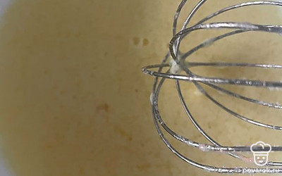 Добавьте соль. Влейте кипяток, постоянно помешивая.