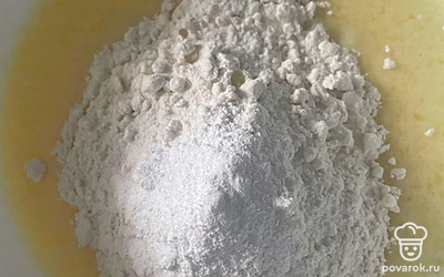 Всыпьте муку и разрыхлитель теста.