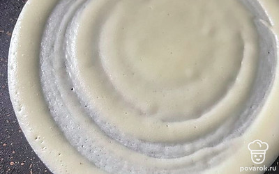 Замесите жидкое тесто. Выливайте по 2 ложки на блинницу, делайте тонкие блины. Обжаривайте их с двух сторон.